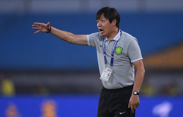 奇异果体育官方网站- 奥格斯堡队长公开质疑管理层，更衣室矛盾浮出水面  