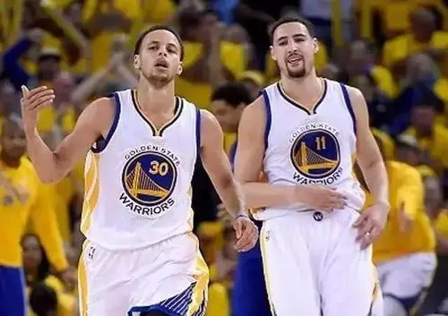  克莱汤普森三分里程碑，勇士主场致敬传奇  